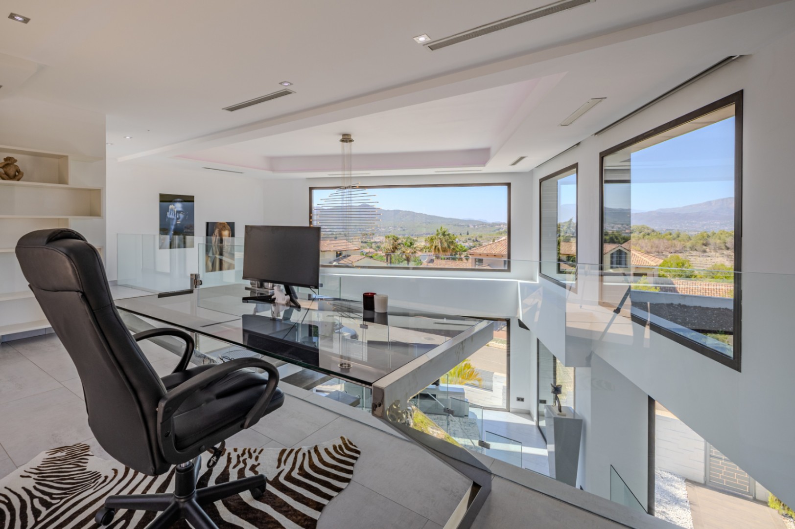 Villa de lujo à Jávea avec vue sur la mer et le Montgó, spa privé, piscine à débordement et efficacité maximale.