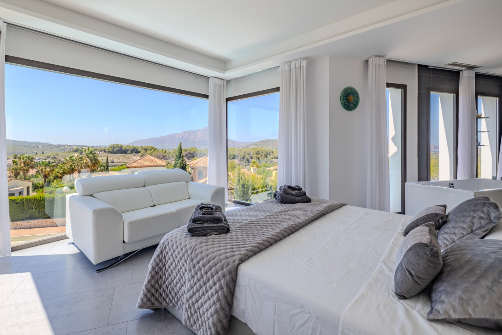 Villa de lujo à Jávea avec vue sur la mer et le Montgó, spa privé, piscine à débordement et efficacité maximale.