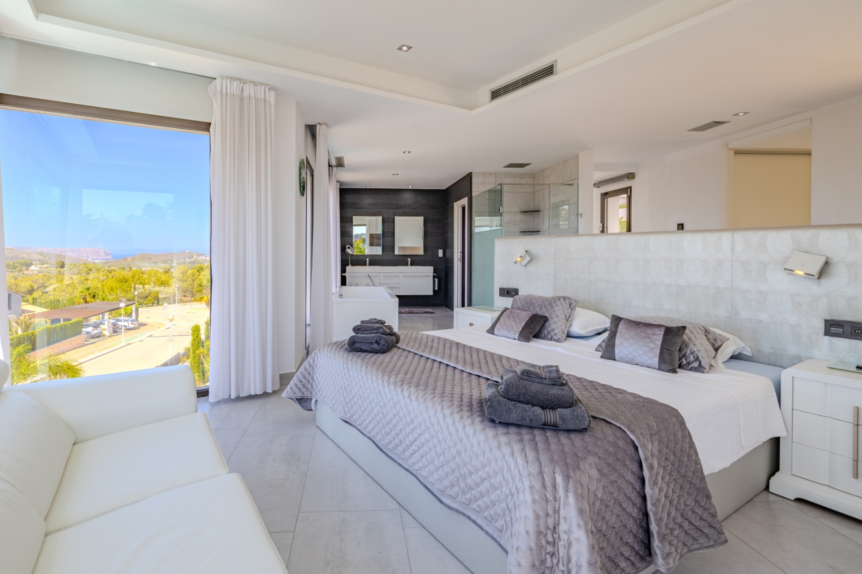 Villa de lujo à Jávea avec vue sur la mer et le Montgó, spa privé, piscine à débordement et efficacité maximale.