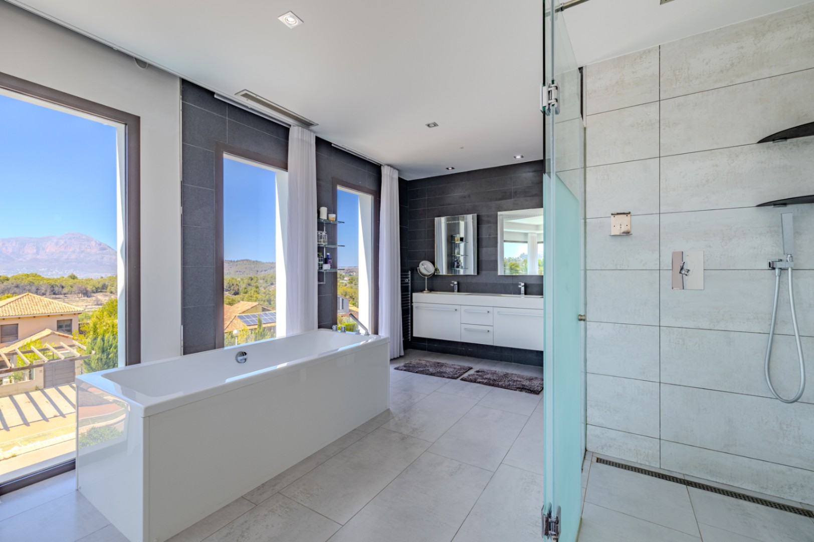 Villa de lujo à Jávea avec vue sur la mer et le Montgó, spa privé, piscine à débordement et efficacité maximale.