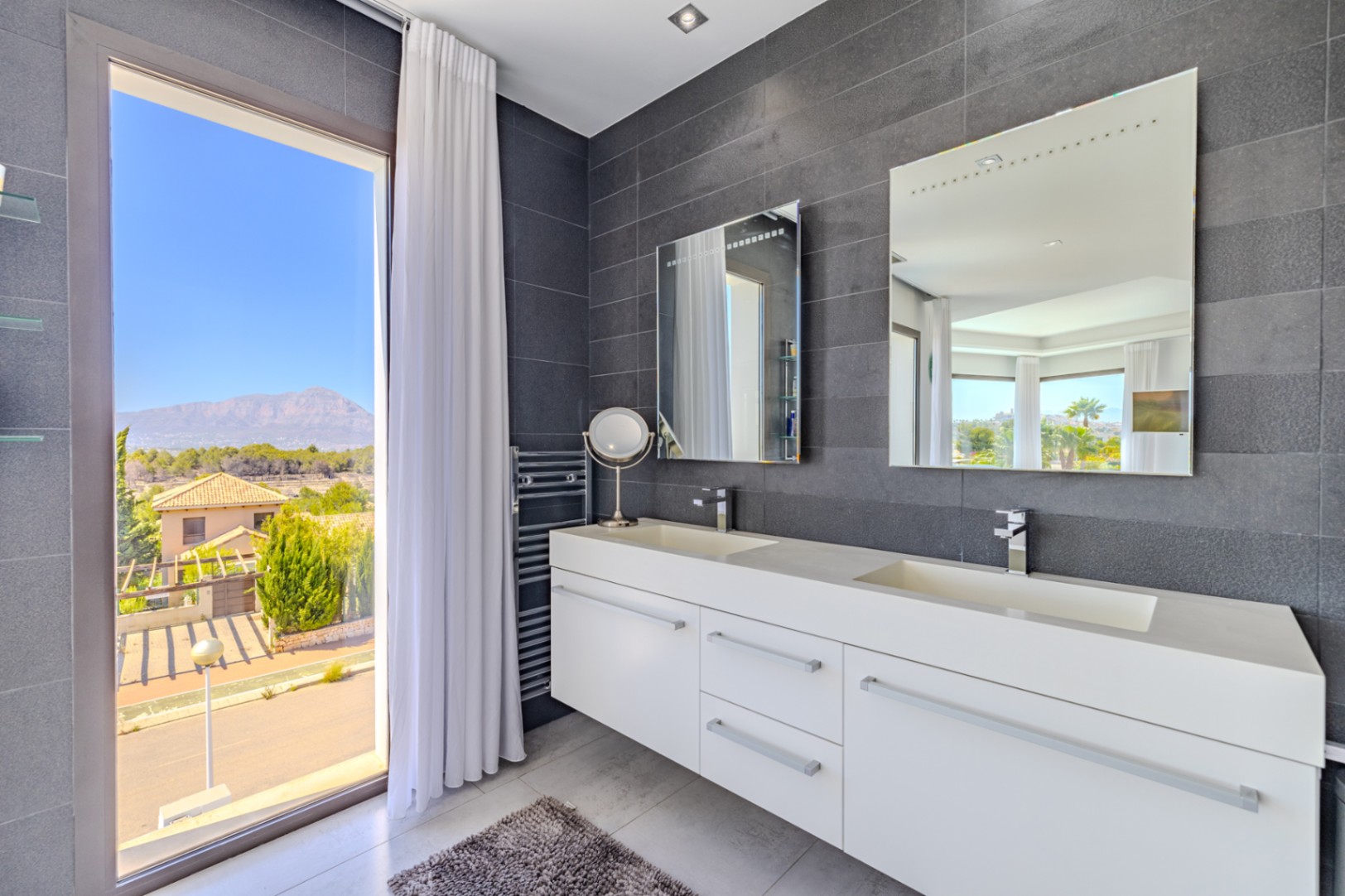 Villa de lujo à Jávea avec vue sur la mer et le Montgó, spa privé, piscine à débordement et efficacité maximale.
