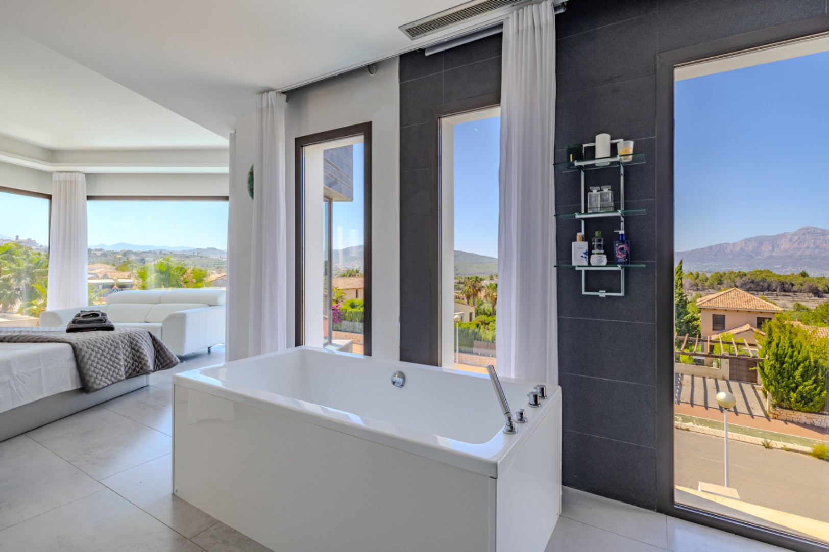 Villa de lujo à Jávea avec vue sur la mer et le Montgó, spa privé, piscine à débordement et efficacité maximale.