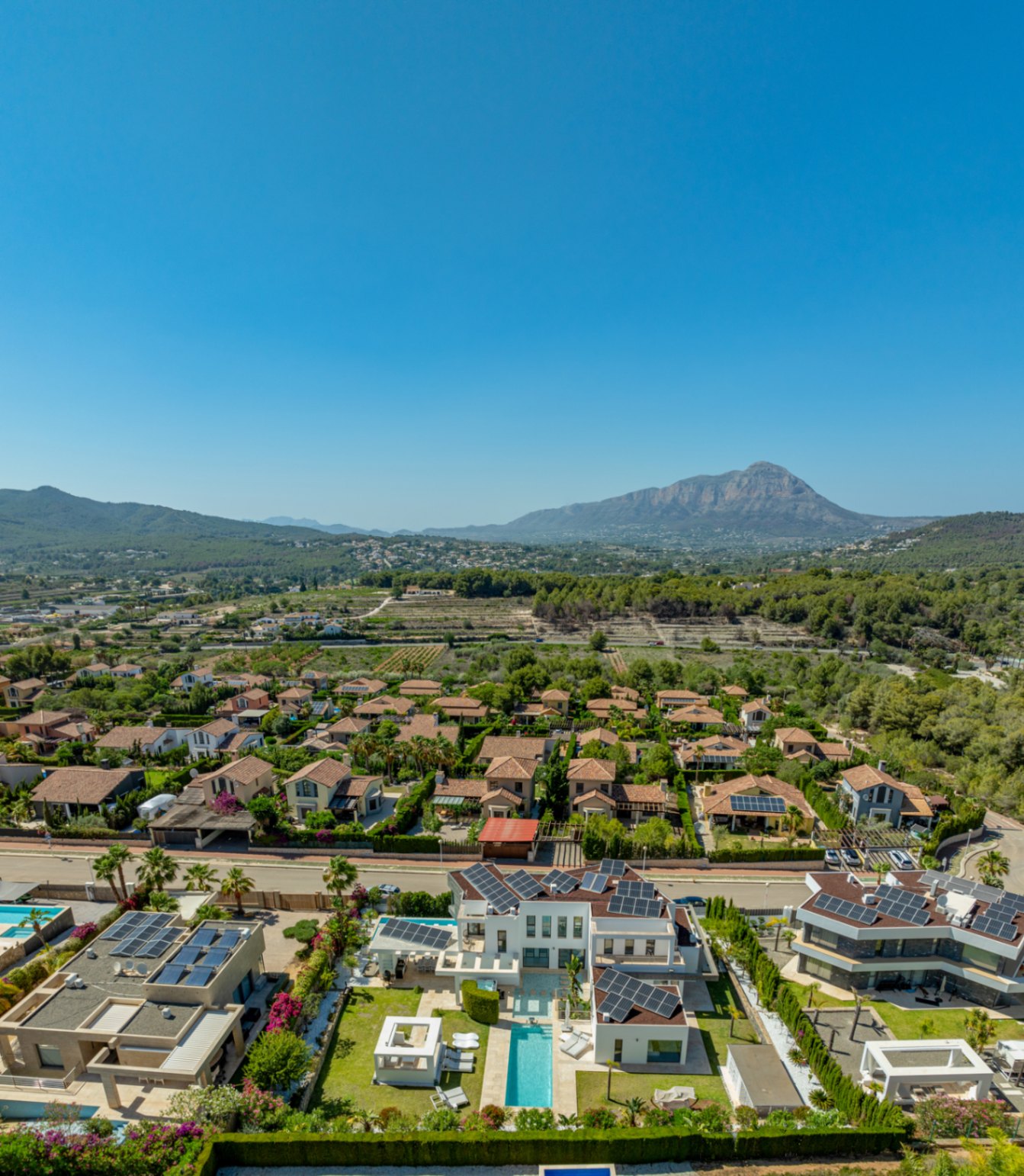 Villa de lujo à Jávea avec vue sur la mer et le Montgó, spa privé, piscine à débordement et efficacité maximale.