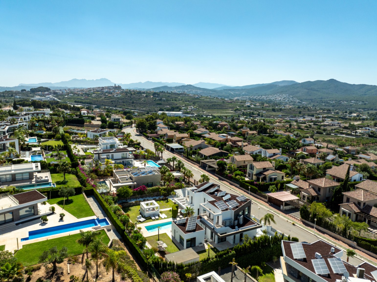 Villa de lujo à Jávea avec vue sur la mer et le Montgó, spa privé, piscine à débordement et efficacité maximale.