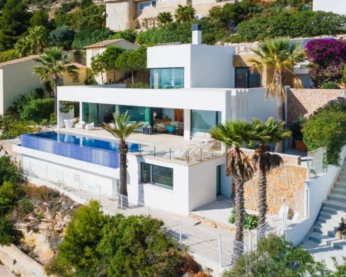 Villa de luxe avec vues panoramiques sur la mer à Moraira – design moderne, piscine chauffée