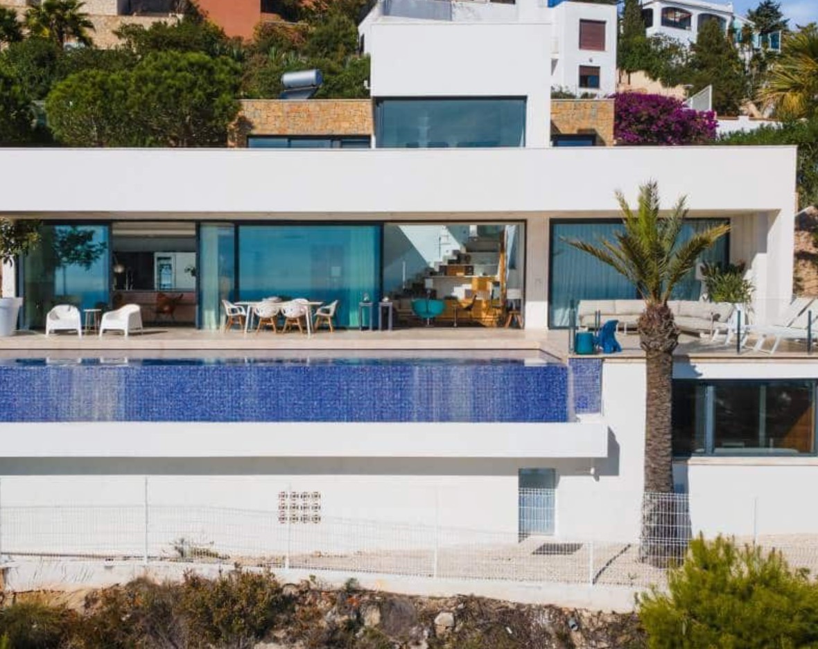 Villa de luxe avec vues panoramiques sur la mer à Moraira – design moderne, piscine chauffée