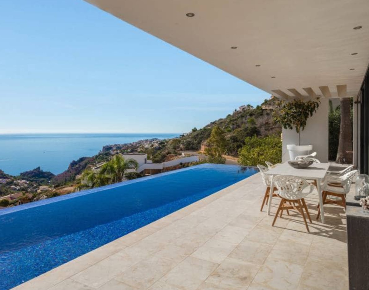 Villa de luxe avec vues panoramiques sur la mer à Moraira – design moderne, piscine chauffée