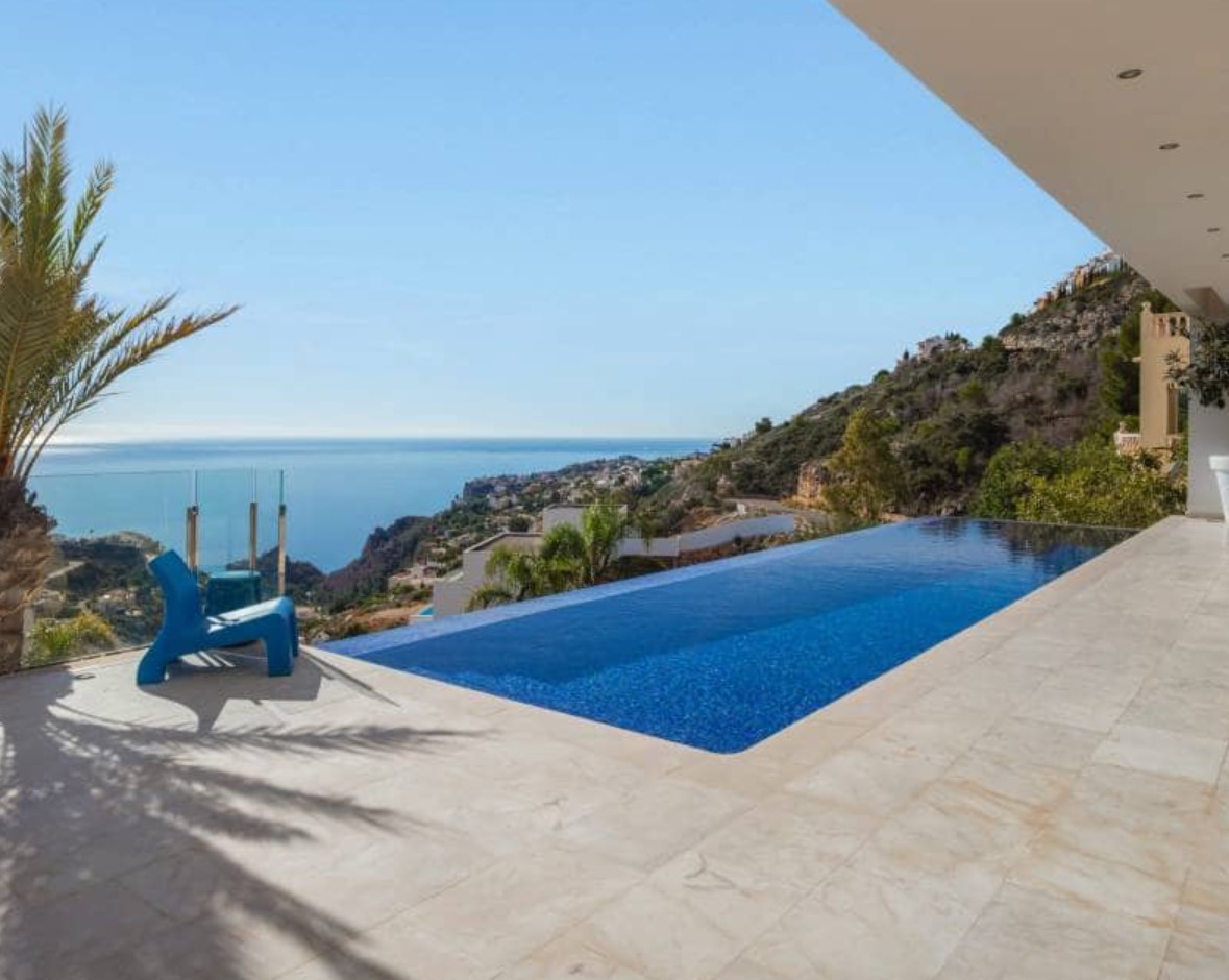 Villa de luxe avec vues panoramiques sur la mer à Moraira – design moderne, piscine chauffée