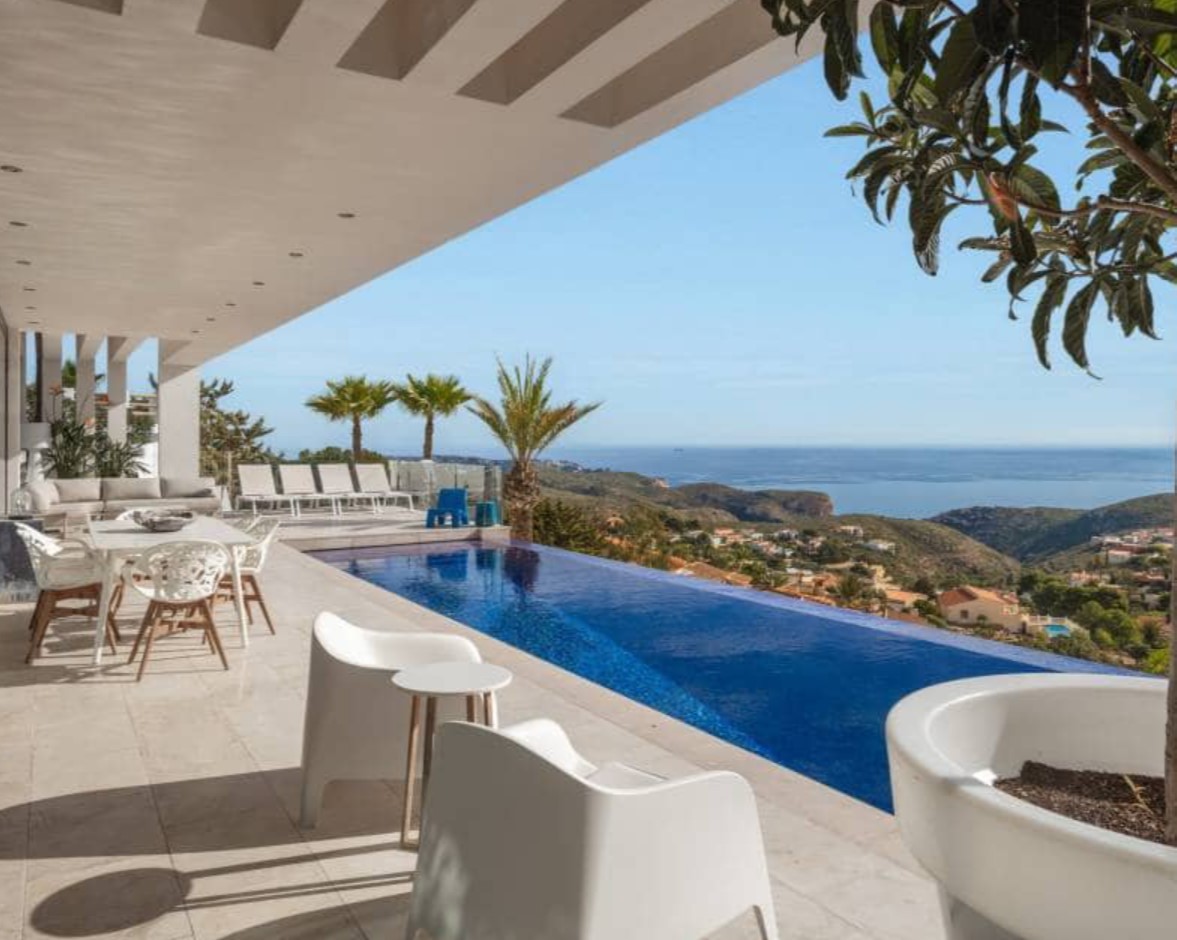 Villa de luxe avec vues panoramiques sur la mer à Moraira – design moderne, piscine chauffée