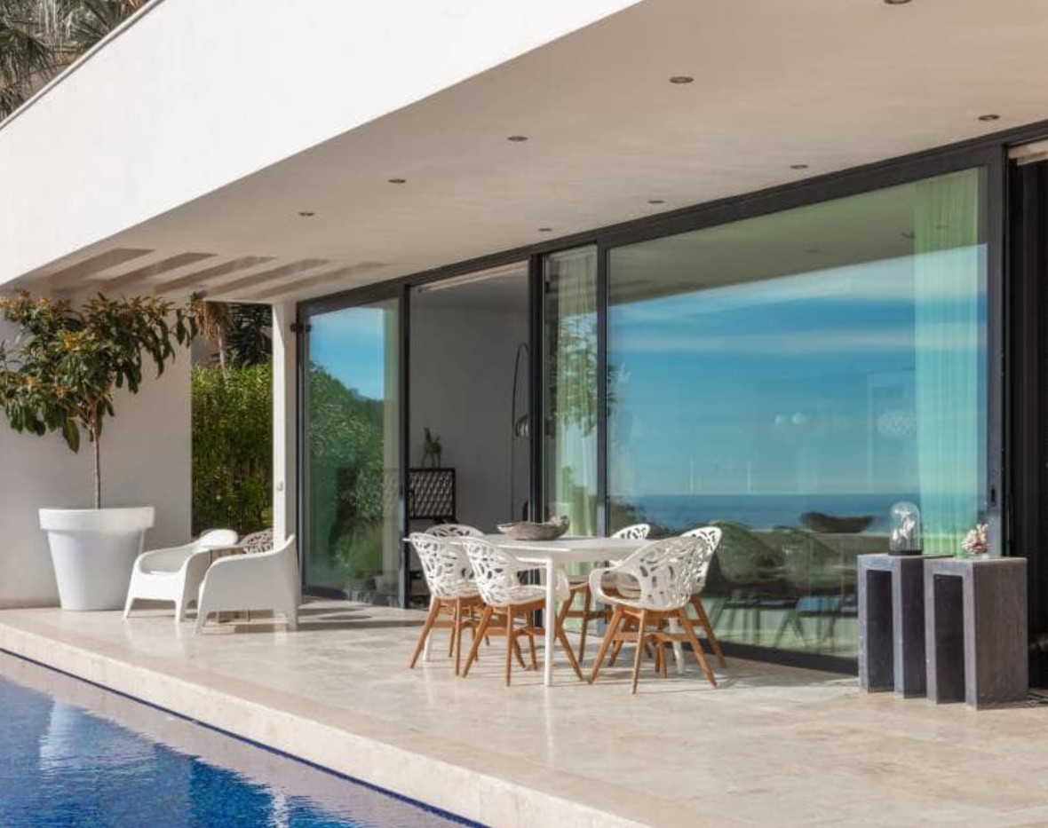 Villa de luxe avec vues panoramiques sur la mer à Moraira – design moderne, piscine chauffée