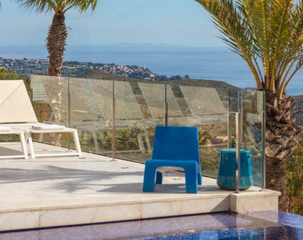 Villa de luxe avec vues panoramiques sur la mer à Moraira – design moderne, piscine chauffée