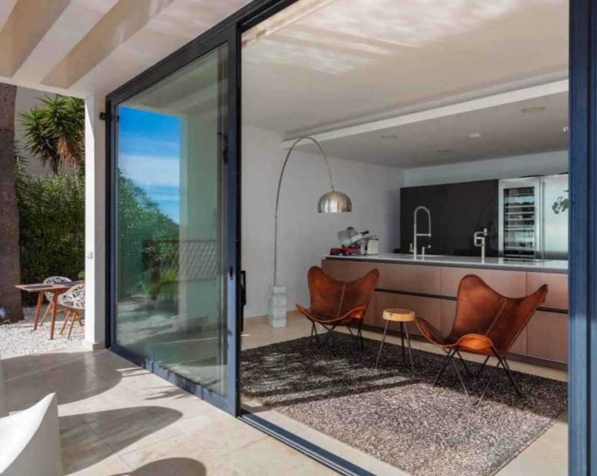 Villa de luxe avec vues panoramiques sur la mer à Moraira – design moderne, piscine chauffée