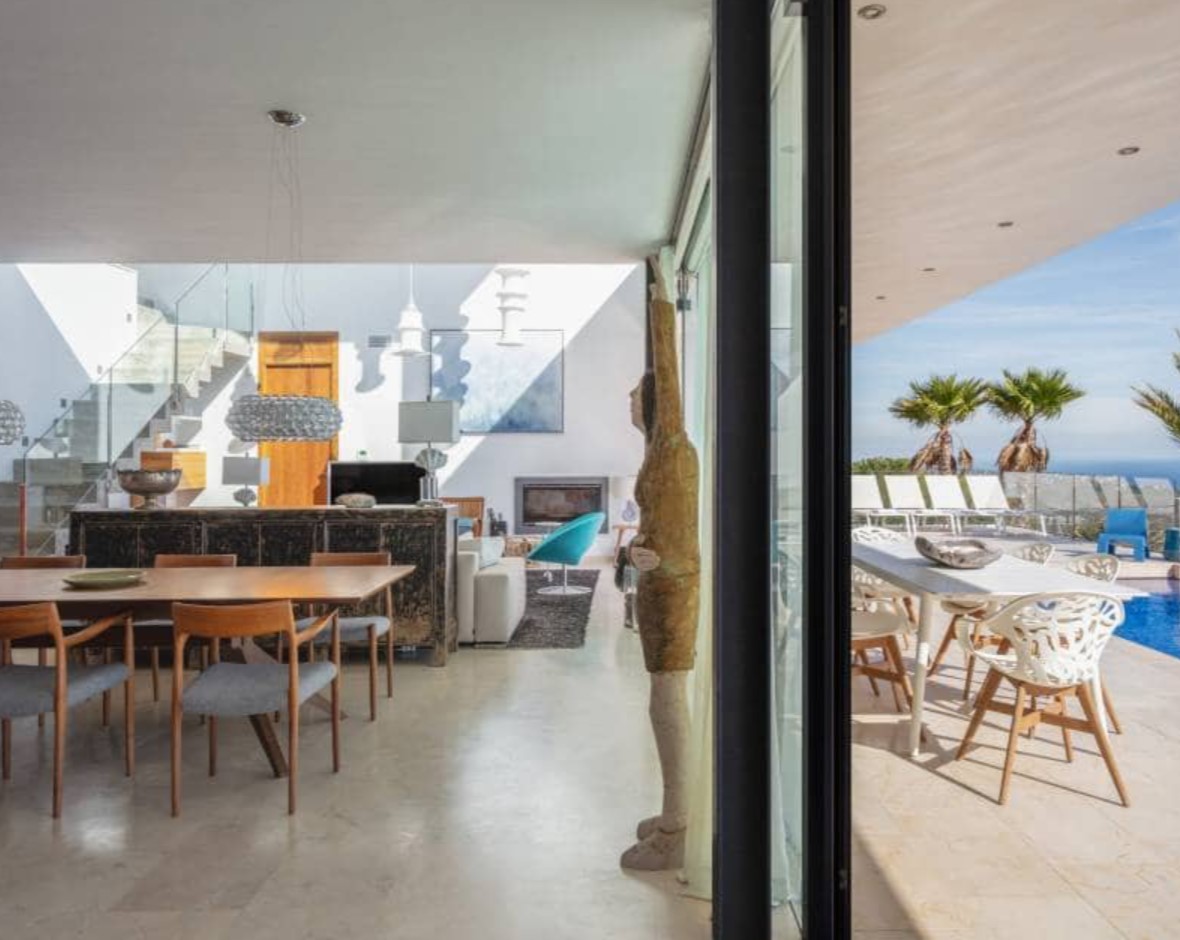 Villa de luxe avec vues panoramiques sur la mer à Moraira – design moderne, piscine chauffée