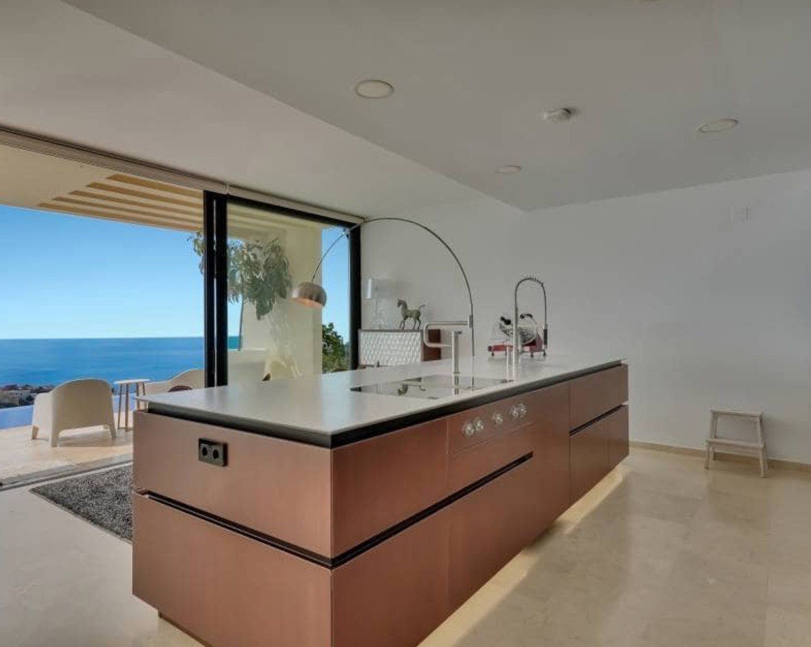 Villa de luxe avec vues panoramiques sur la mer à Moraira – design moderne, piscine chauffée