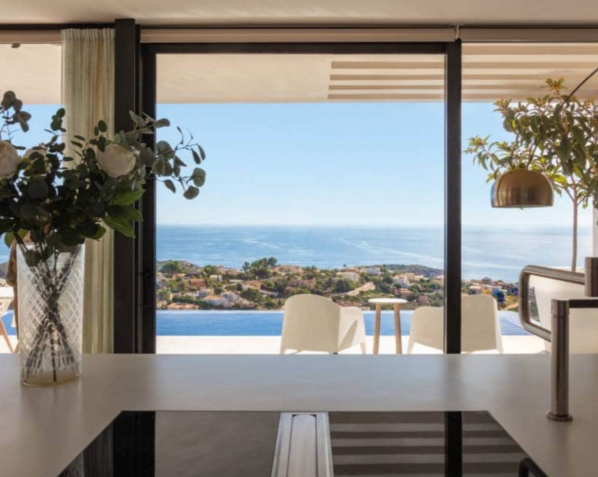 Villa de luxe avec vues panoramiques sur la mer à Moraira – design moderne, piscine chauffée