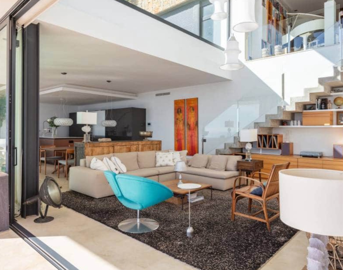 Villa de luxe avec vues panoramiques sur la mer à Moraira – design moderne, piscine chauffée