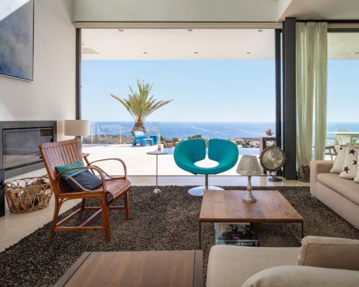 Villa de luxe avec vues panoramiques sur la mer à Moraira – design moderne, piscine chauffée