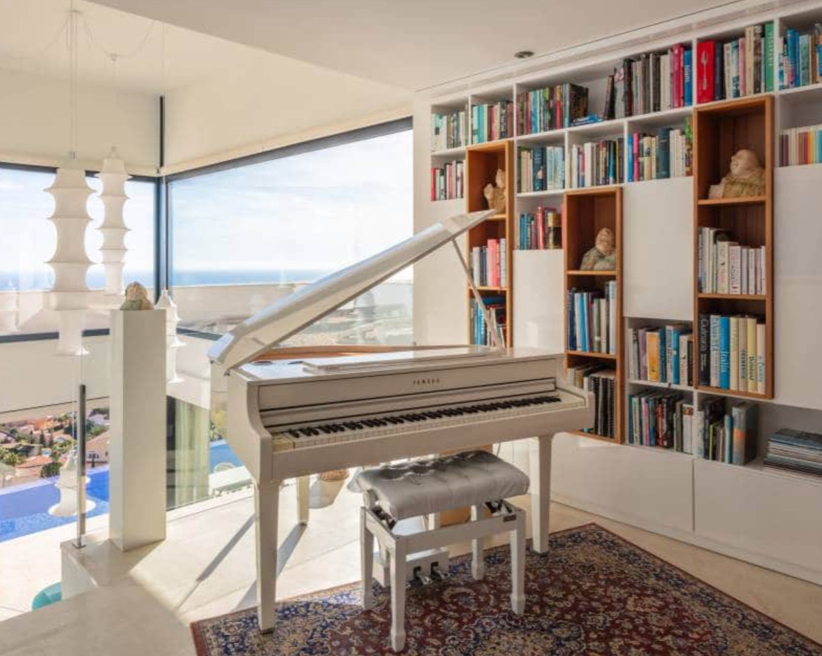 Villa de luxe avec vues panoramiques sur la mer à Moraira – design moderne, piscine chauffée