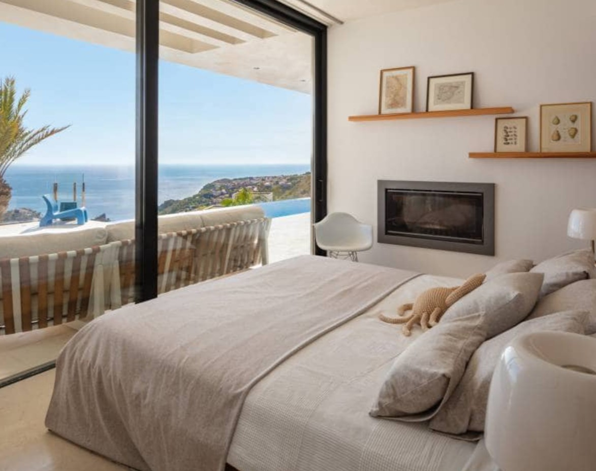 Villa de luxe avec vues panoramiques sur la mer à Moraira – design moderne, piscine chauffée