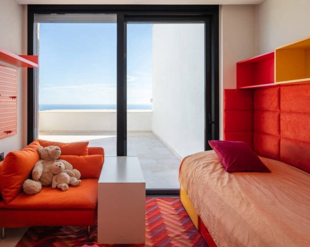 Villa de luxe avec vues panoramiques sur la mer à Moraira – design moderne, piscine chauffée