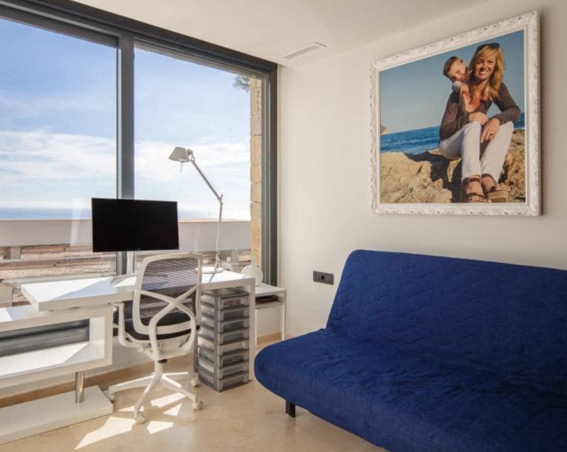 Villa de luxe avec vues panoramiques sur la mer à Moraira – design moderne, piscine chauffée