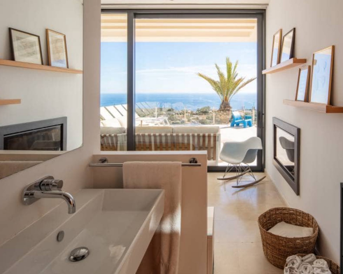 Villa de luxe avec vues panoramiques sur la mer à Moraira – design moderne, piscine chauffée