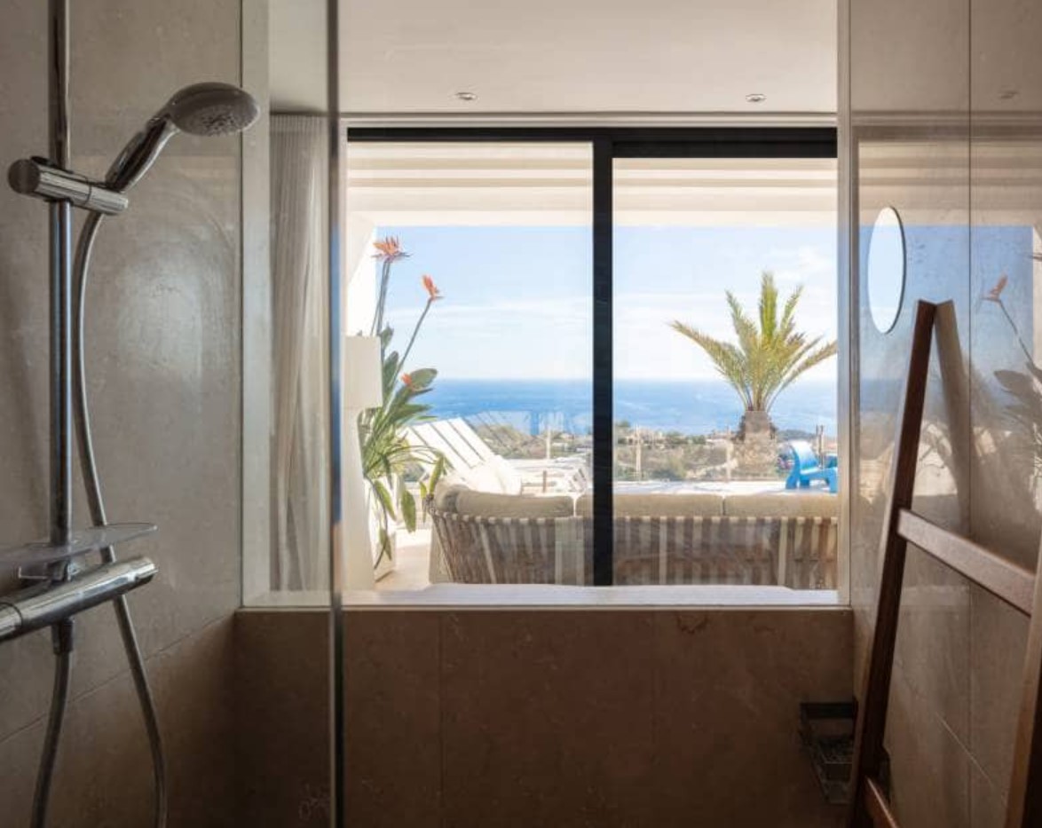 Villa de luxe avec vues panoramiques sur la mer à Moraira – design moderne, piscine chauffée