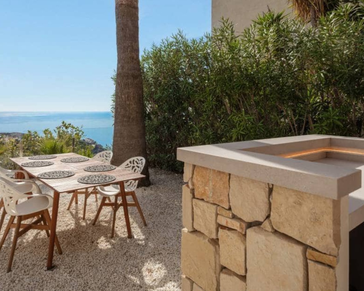 Villa de luxe avec vues panoramiques sur la mer à Moraira – design moderne, piscine chauffée