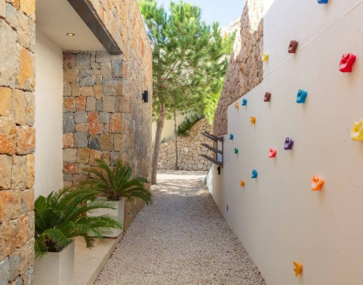 Villa de luxe avec vues panoramiques sur la mer à Moraira – design moderne, piscine chauffée