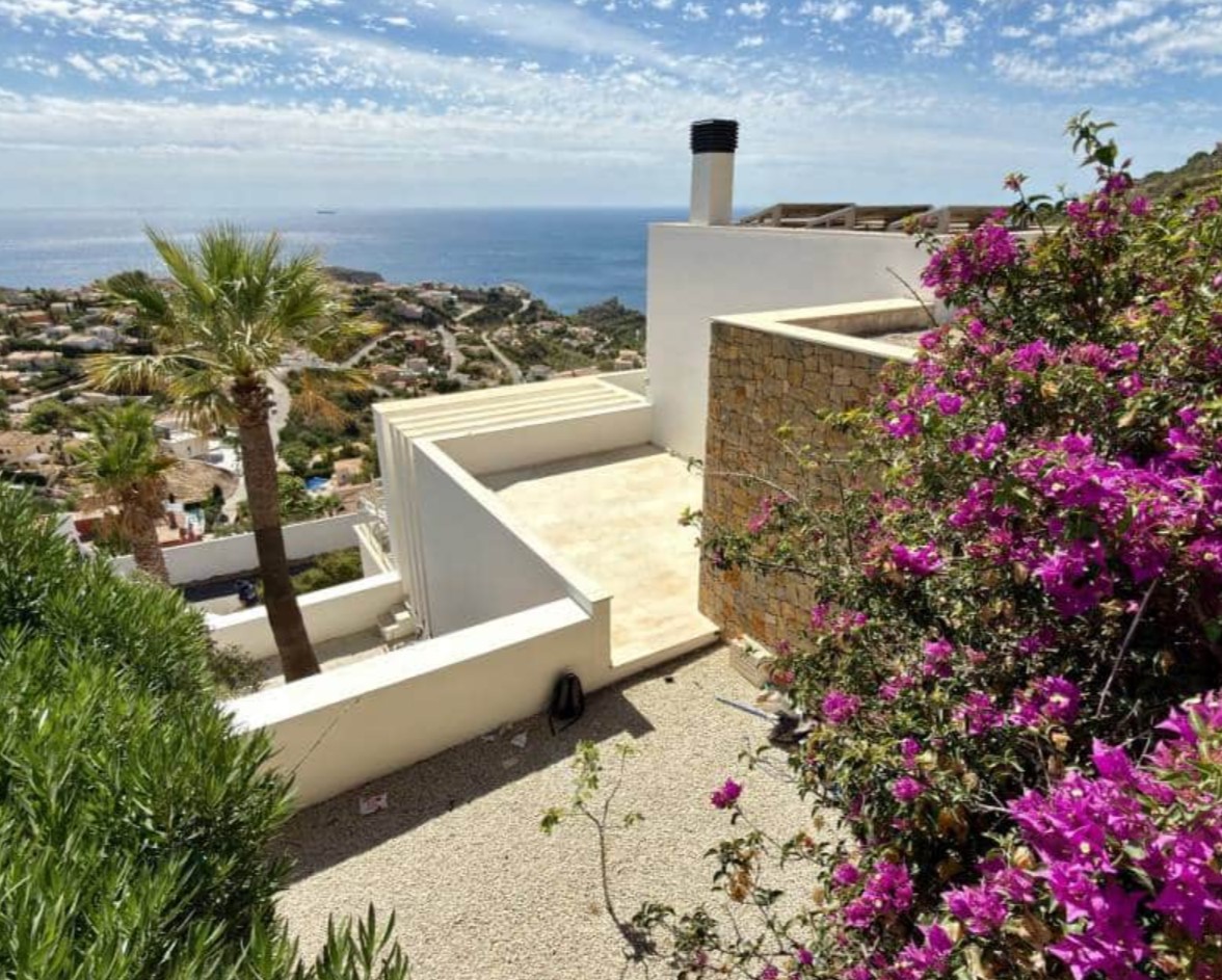Villa de luxe avec vues panoramiques sur la mer à Moraira – design moderne, piscine chauffée
