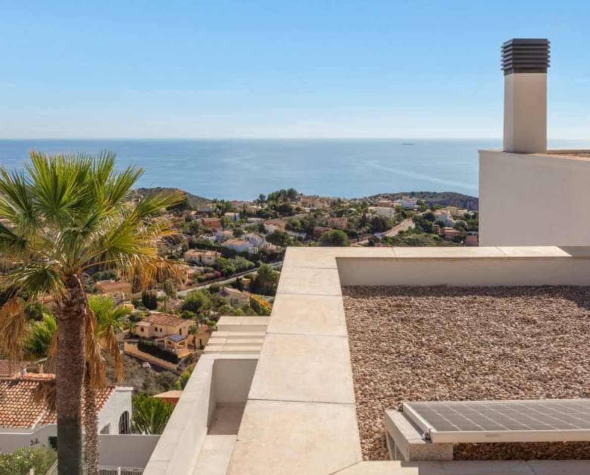 Villa de luxe avec vues panoramiques sur la mer à Moraira – design moderne, piscine chauffée