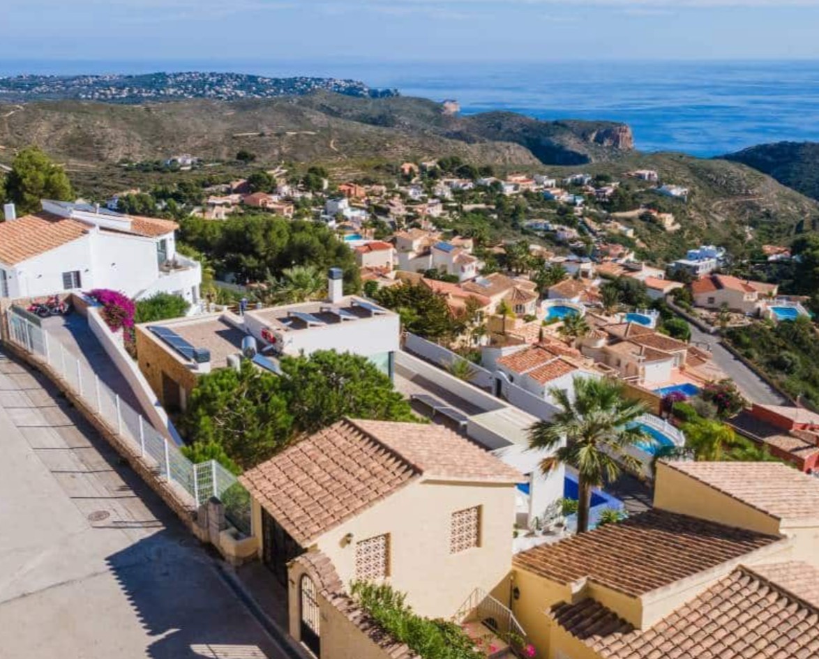 Villa de luxe avec vues panoramiques sur la mer à Moraira – design moderne, piscine chauffée