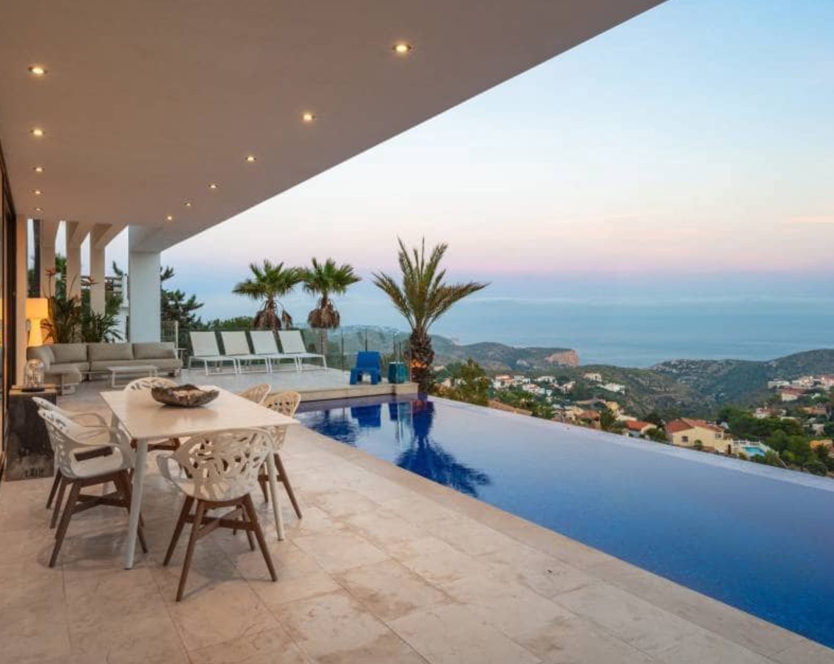 Villa de luxe avec vues panoramiques sur la mer à Moraira – design moderne, piscine chauffée