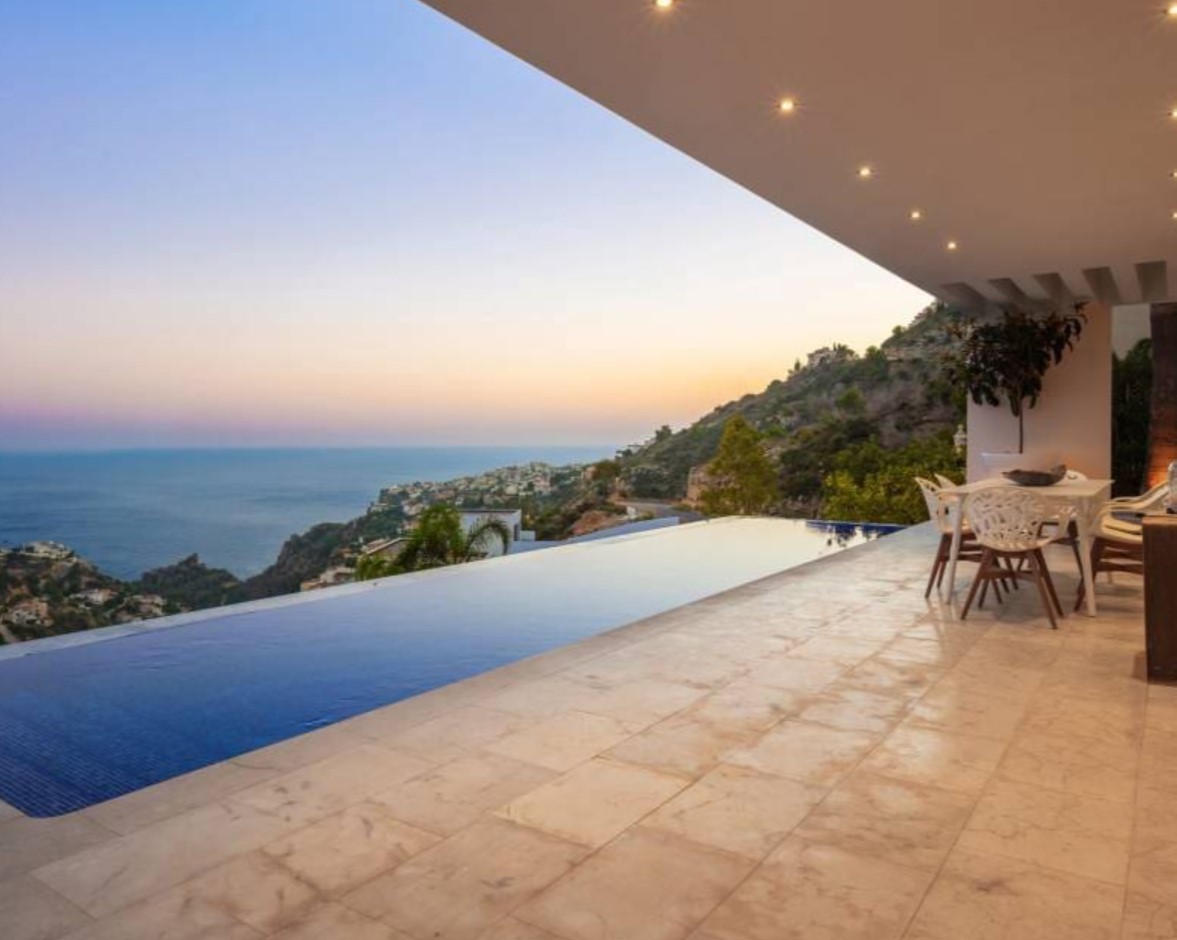 Villa de luxe avec vues panoramiques sur la mer à Moraira – design moderne, piscine chauffée