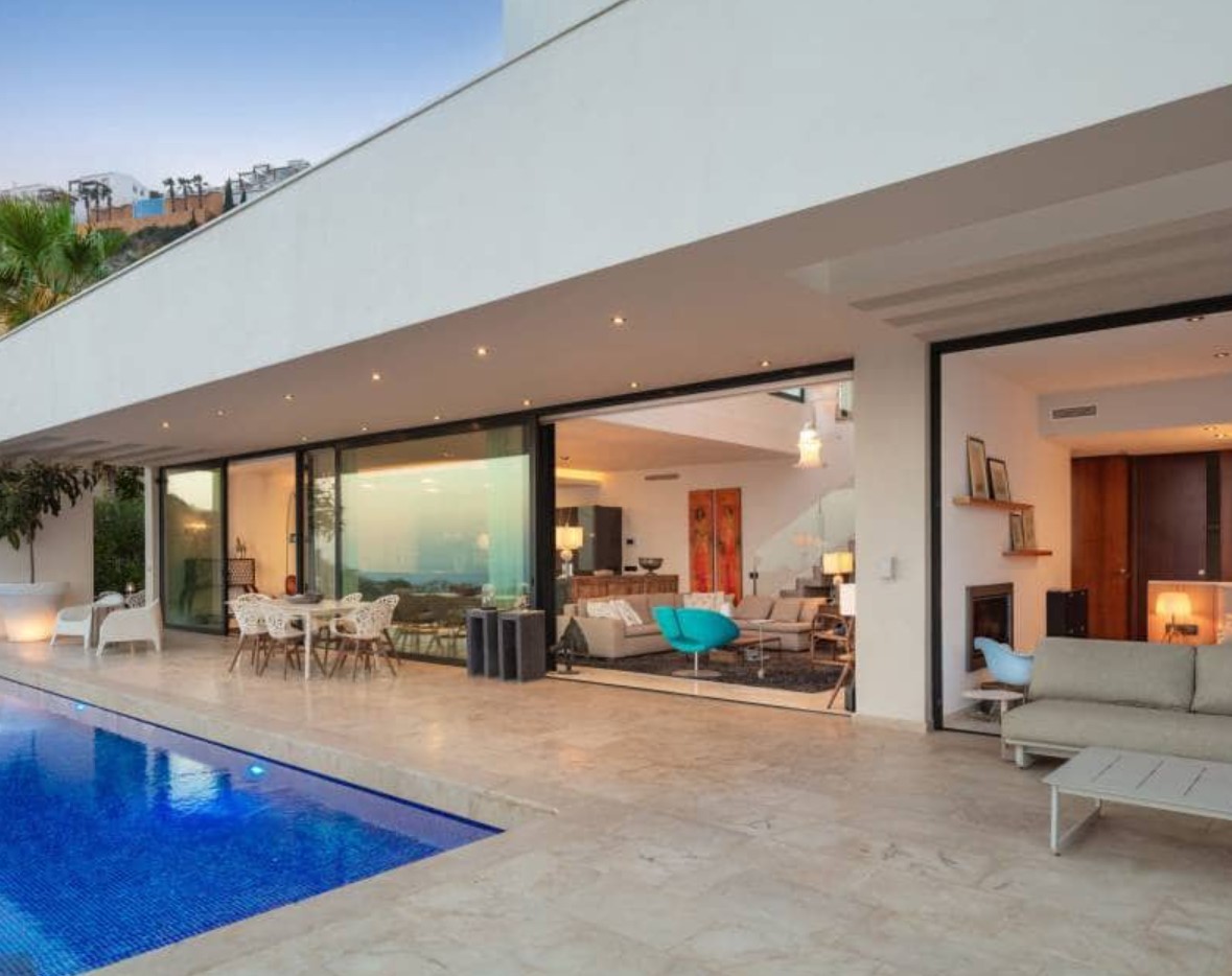 Villa de luxe avec vues panoramiques sur la mer à Moraira – design moderne, piscine chauffée