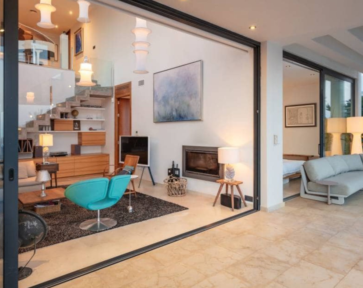 Villa de luxe avec vues panoramiques sur la mer à Moraira – design moderne, piscine chauffée
