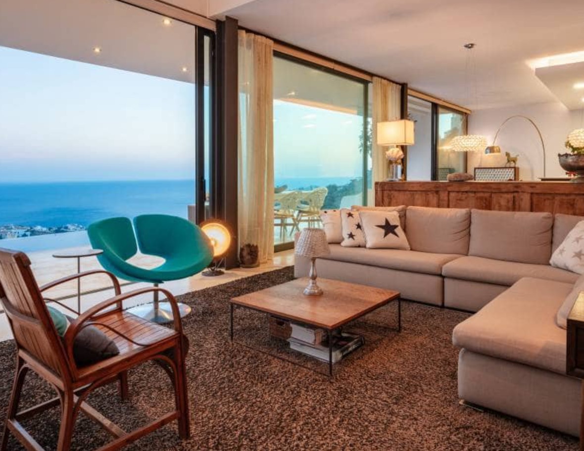 Villa de luxe avec vues panoramiques sur la mer à Moraira – design moderne, piscine chauffée