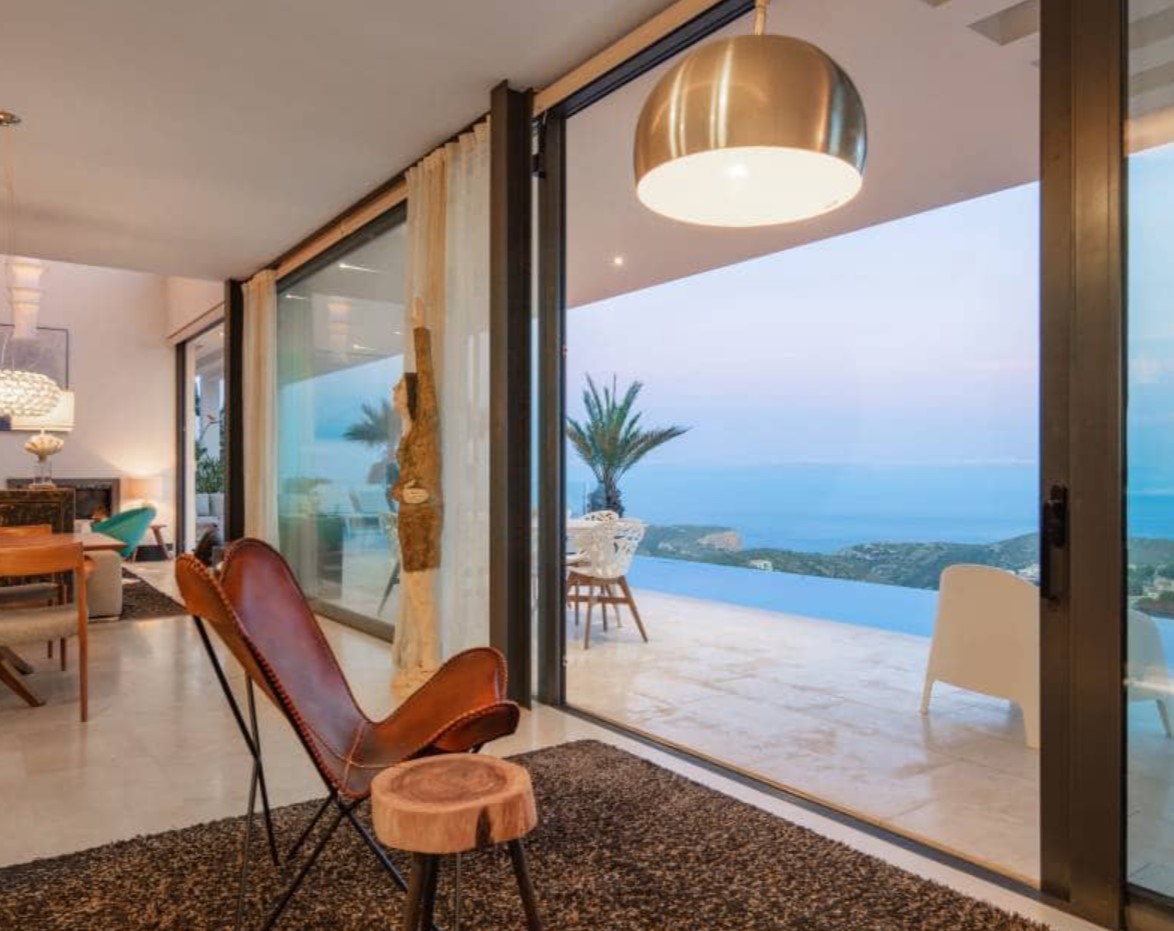 Villa de luxe avec vues panoramiques sur la mer à Moraira – design moderne, piscine chauffée