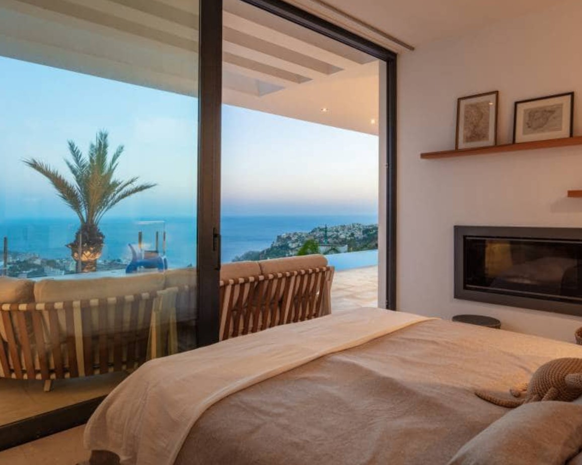 Villa de luxe avec vues panoramiques sur la mer à Moraira – design moderne, piscine chauffée