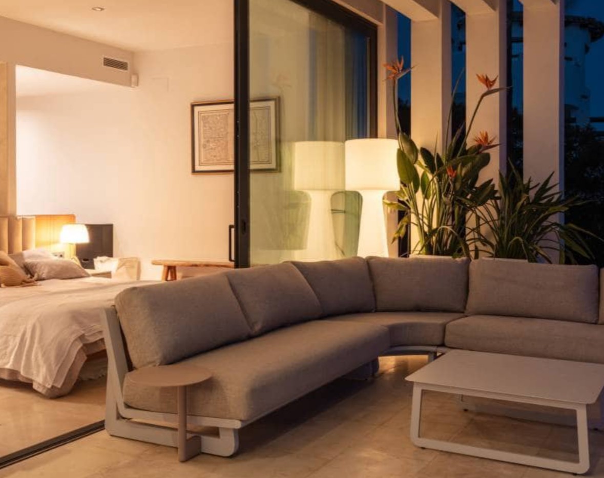 Villa de luxe avec vues panoramiques sur la mer à Moraira – design moderne, piscine chauffée