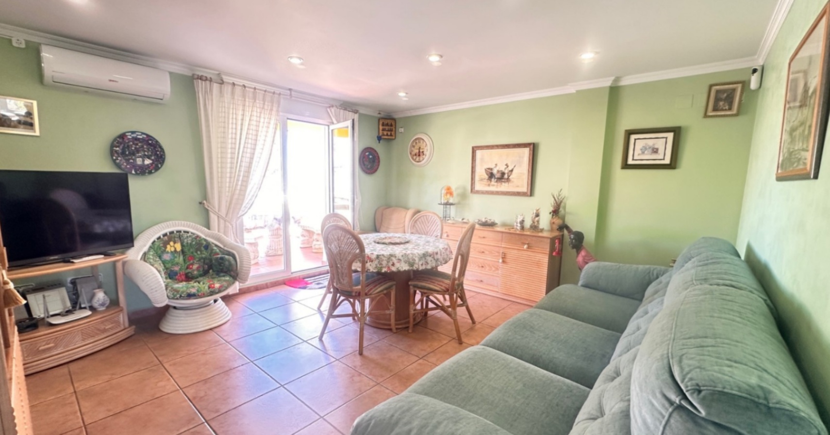 Spacious penthouse with a large terrace, pool, and excellent location in Dénia (Las Marinas)