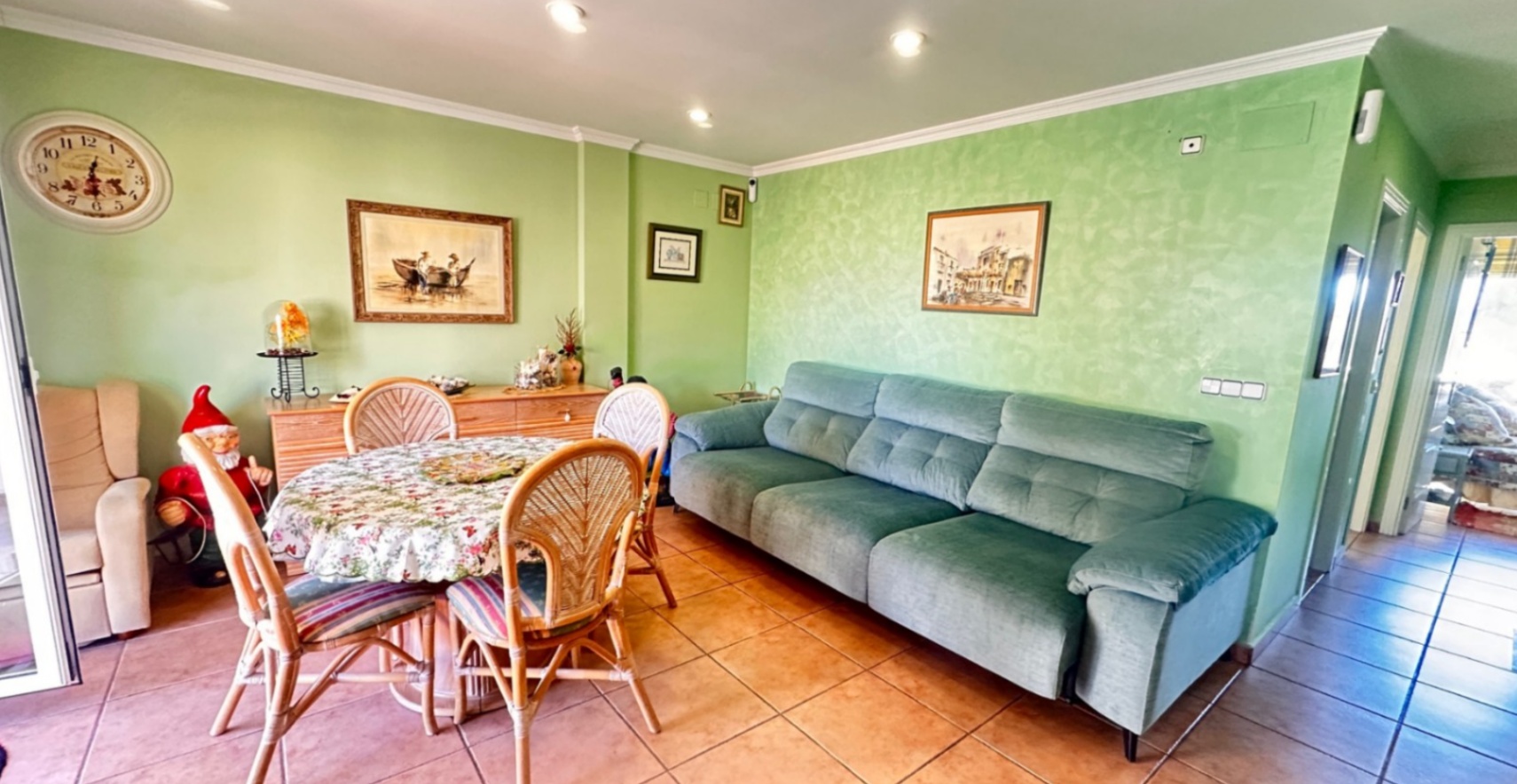 Spacious penthouse with a large terrace, pool, and excellent location in Dénia (Las Marinas)