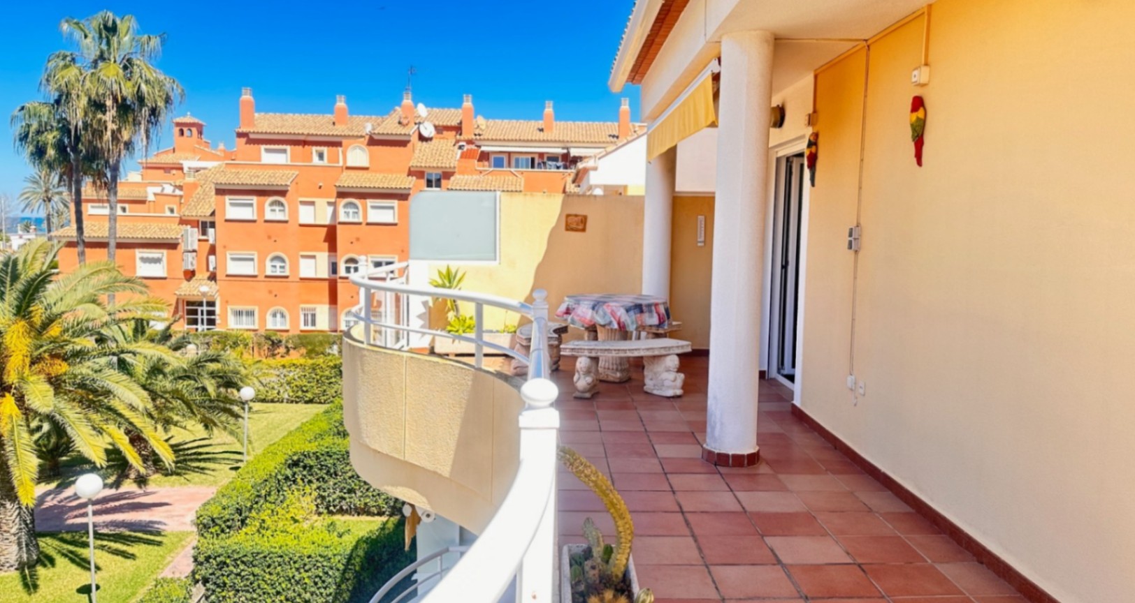 Spacious penthouse with a large terrace, pool, and excellent location in Dénia (Las Marinas)
