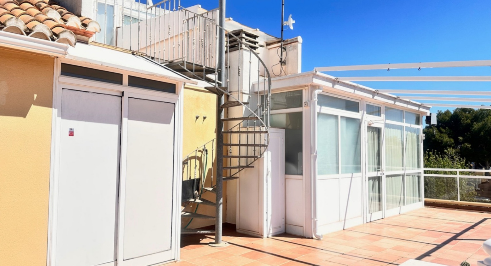 Spacious penthouse with a large terrace, pool, and excellent location in Dénia (Las Marinas)