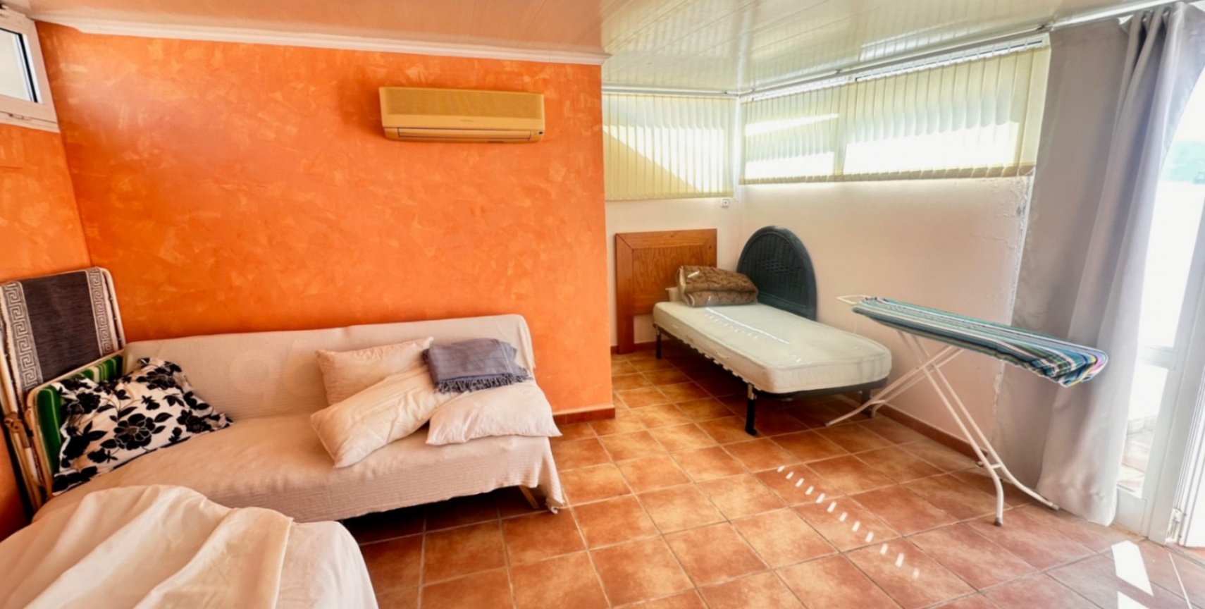 Spacious penthouse with a large terrace, pool, and excellent location in Dénia (Las Marinas)