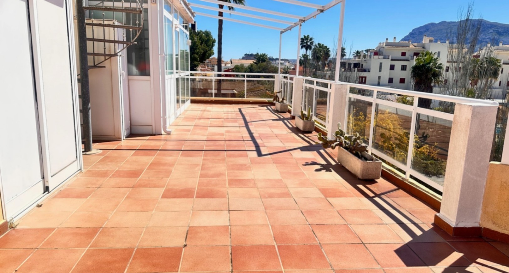 Spacious penthouse with a large terrace, pool, and excellent location in Dénia (Las Marinas)