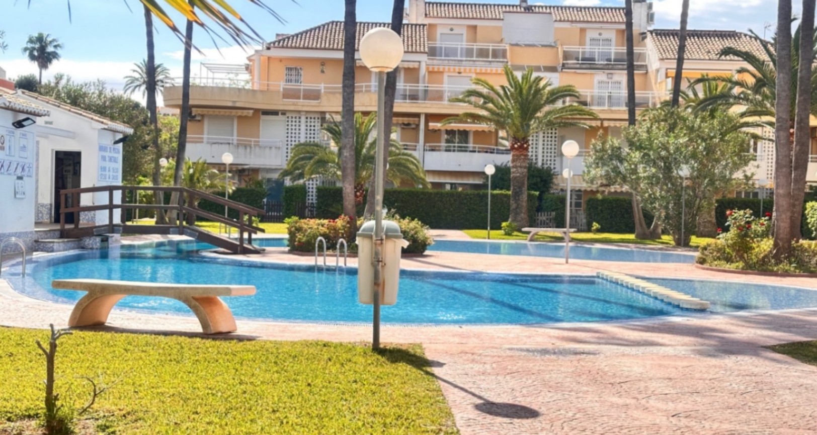 Spacious penthouse with a large terrace, pool, and excellent location in Dénia (Las Marinas)