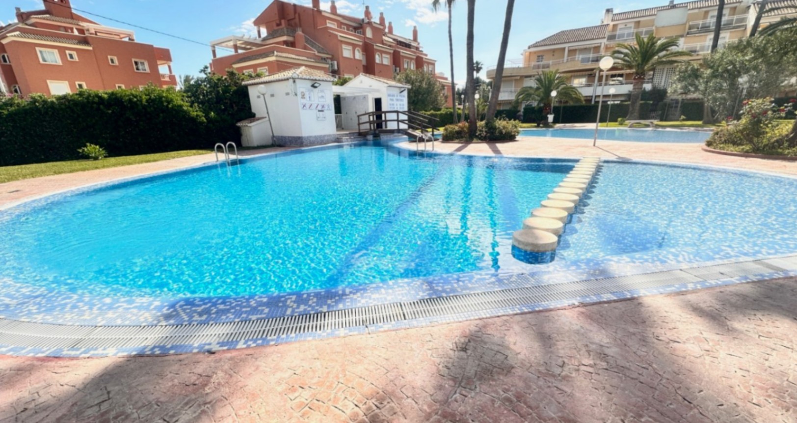 Spacious penthouse with a large terrace, pool, and excellent location in Dénia (Las Marinas)