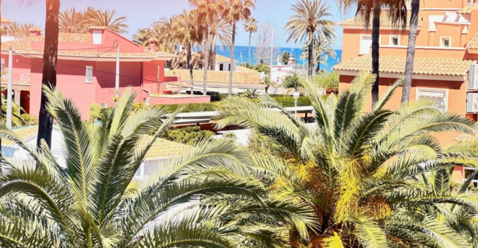 Spacious penthouse with a large terrace, pool, and excellent location in Dénia (Las Marinas)