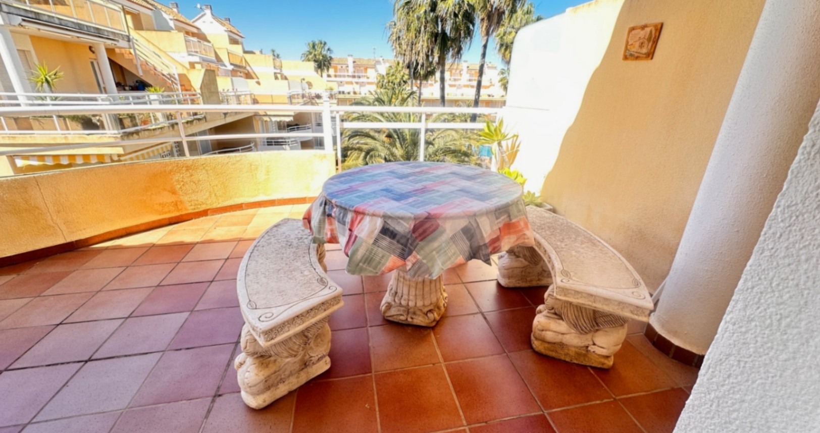 Spacious penthouse with a large terrace, pool, and excellent location in Dénia (Las Marinas)